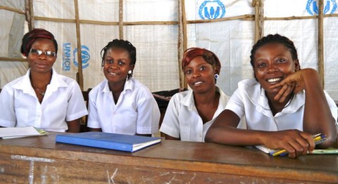 In the schools supported by FCA in the refugee camps of Liberia, education is available to young mothers as well. Seen in this photo is a Girls’ club, where all sorts of topics are discussed: problems in school and at home, friends and crushes, health, sex and pregnancy. Photo: Anaïs Marquette.