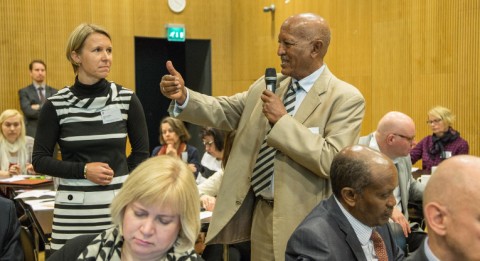 ”Koulutus on tärkeässä roolissa, kun puhutaan yhteiskunnallisesta oikeudenmukaisuudesta”, sanoi Eritrean opetusministeri Semere Russom keskiviikon ”Reaching Quality Education Together – Vision for Finnish-Eritrean Cooperation” -seminaarissa. Vasemmalla CIMOn korkeakouluyhteistyöstä vastaava asiantuntija Annika Sundbäck-Lindroos. Kuva: Ville Asikainen /Kirkon Ulkomaanapu.