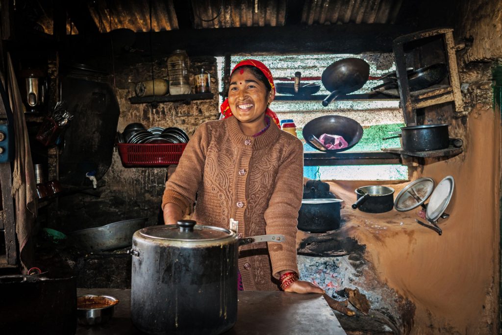 Nainen teetuvassa Nepalissa